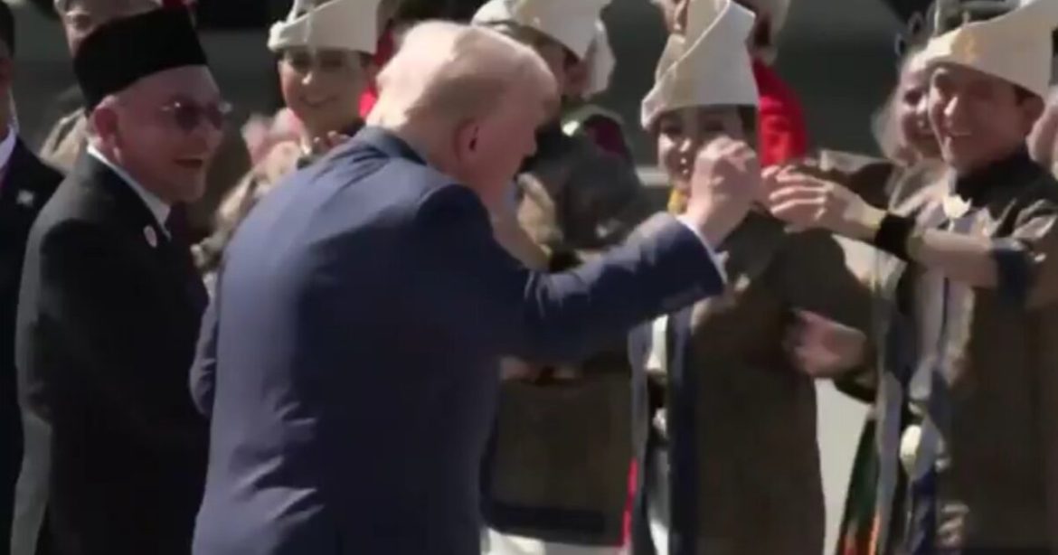 EPIC: President Trump Does ‘Trump Dance’ at Kuala Lumpur Red Carpet Welcome Ceremony (Video) EPIC: President Trump Does ‘Trump Dance’ at Kuala Lumpur Red Carpet Welcome Ceremony (Video)