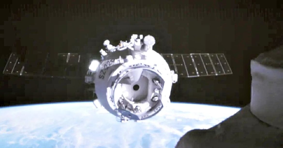 Chinese Space Agency Successfully Sends Uncrewed Shenzhou 22 to Tiangong Station to Bring the Three Stranded Astronauts Back to Earth (VIDEOS)