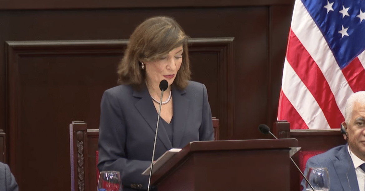 Hochul Casts Herself as Protector of “Fearful” Dominican Immigrants While Ignoring Fear on NYC Streets (VIDEO)