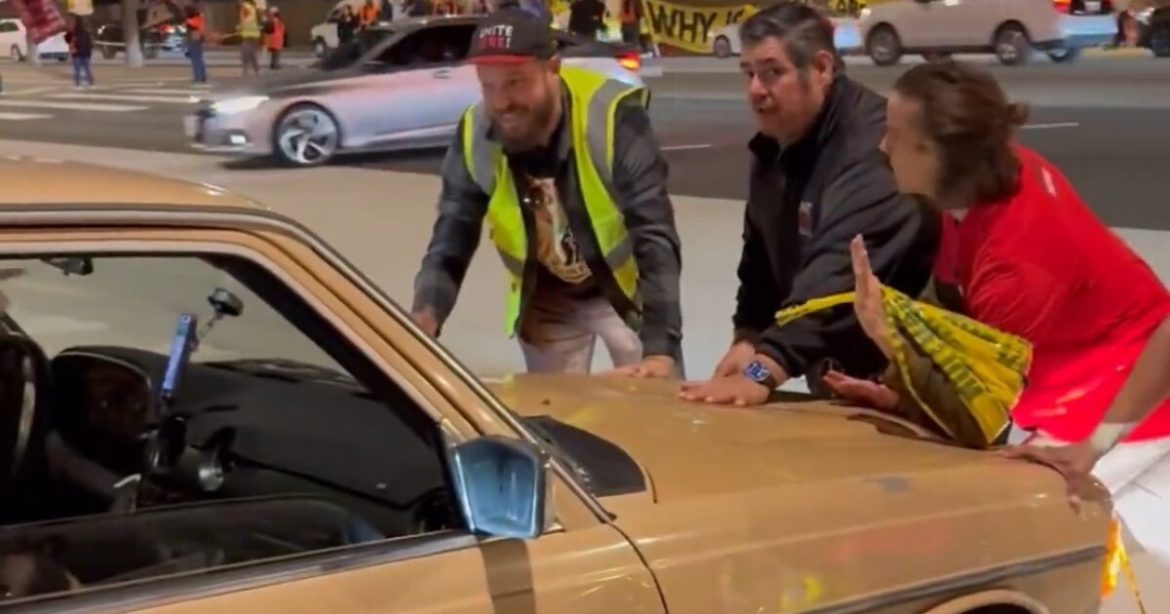 Hundreds of Airline Catering Workers Block Entrance Near LAX on One of the Busiest Travel Days of the Year (VIDEO)