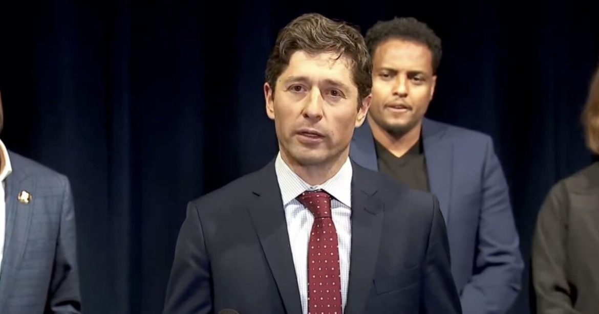 UNREAL: Mayor Jacob Frey Declares He Won’t Cooperate With ICE… and Suddenly Starts Speaking Somali to His Audience Mid-Speech