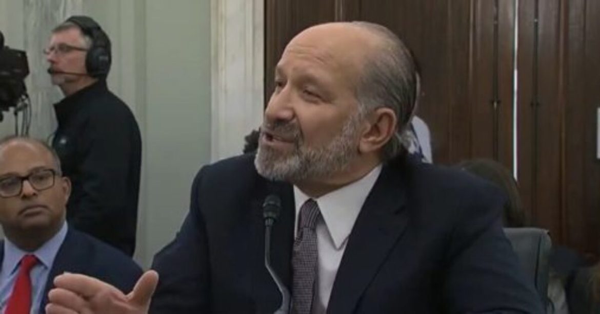 Al Gore Heckles and Boos Trump Commerce Secretary Howard Lutnick at Davos Dinner