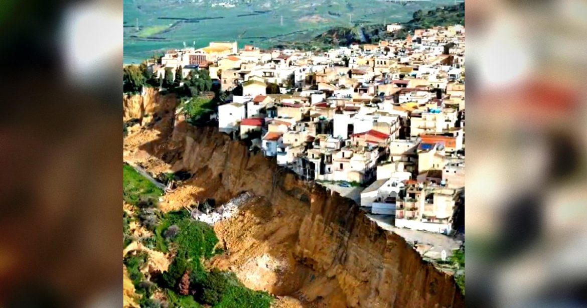 Torrential Rains Cause Massive Landslides, Leaving a Small Sicilian Town on the Edge of the Precipice (VIDEOS)