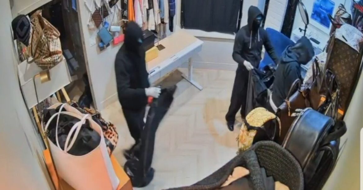 Smash and Grab: Masked Thugs Burglarize High-End California Boutique, Steal Hundreds of Thousands of Dollars Worth of Handbags and Jewelry, Get Away in Luxury Vehicles (VIDEO)