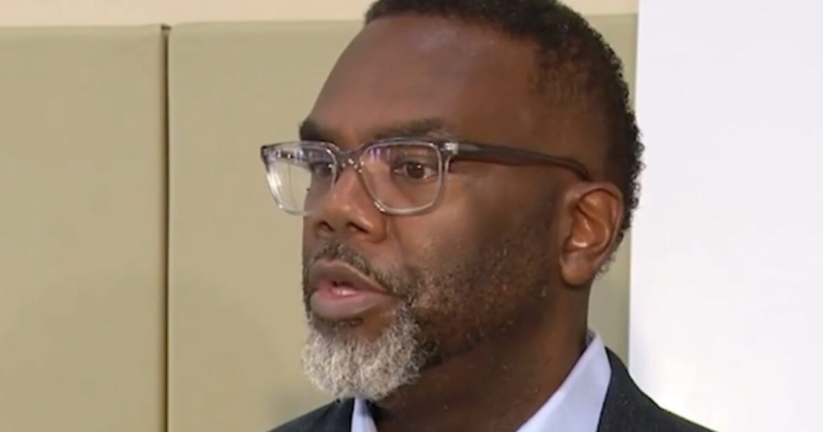 Chicago Mayor Brandon Johnson Admits to 30% Reduction in Homicides After Trump Intervention