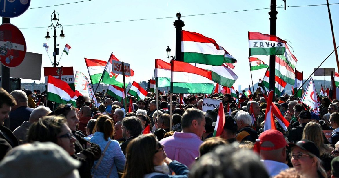 WATCH: Hungarians Take to the Streets in Greatest Political March in History To Support Orbán’s Government, Reject War and Denounce Ukrainian Oil Blackmail
