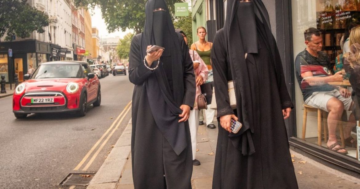 Lleida pushes fines of up to 750 euros for wearing the burka in public spaces under a civic conduct and security ordinance