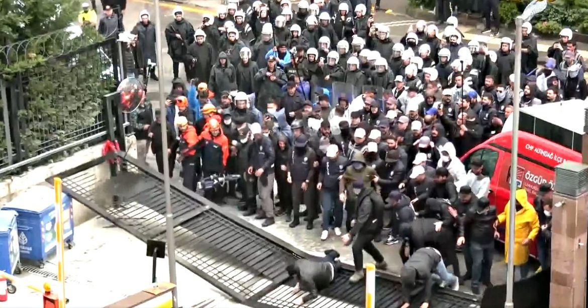WATCH: Turkish Police Storm Opposition Party HQ, Fires Tear Gas and Rubber Bullets at Supporters